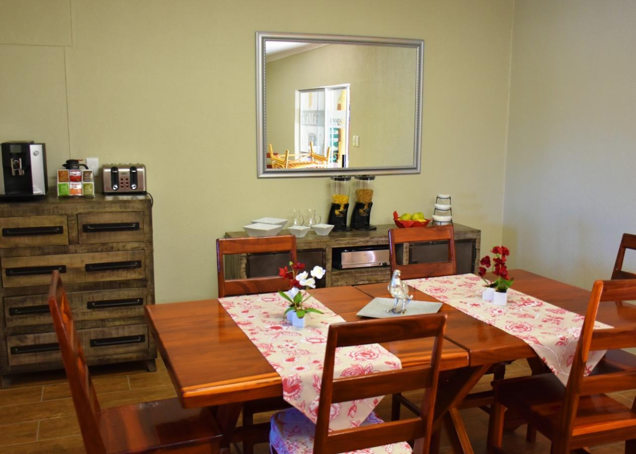 Kamaku Guesthouse Cc Otjiwarongo Buitenkant foto